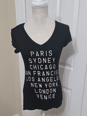 OCASION Black V-Neck City-Print Tee